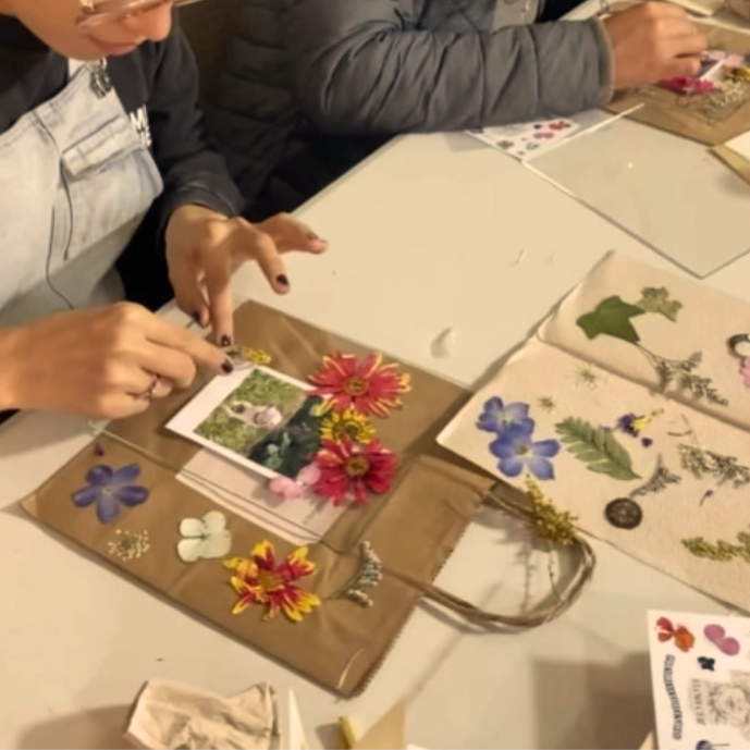 Taller Composición de Cuadros con Flores Prensadas